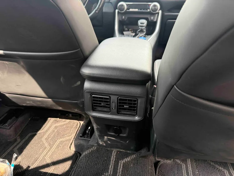 Toyota RAV4 2023 2.0L CVT Versión urbana de tracción en dos ruedas interior foto 13