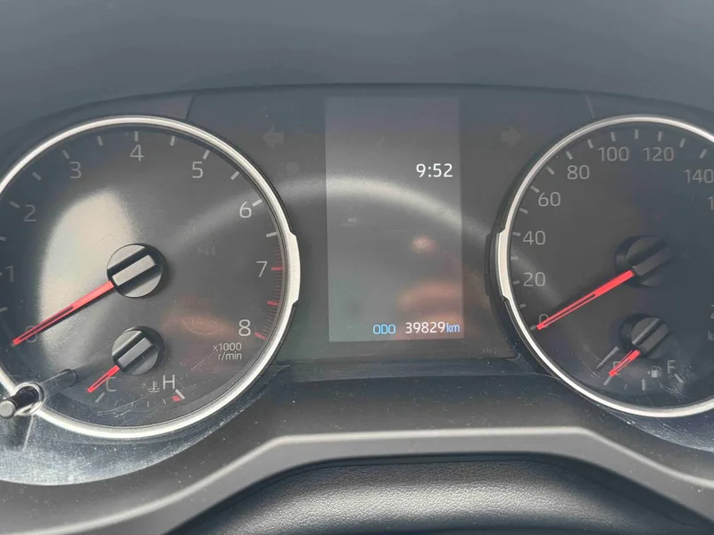 Toyota RAV4 2023 2.0L CVT Versión urbana de tracción en dos ruedas interior foto 14