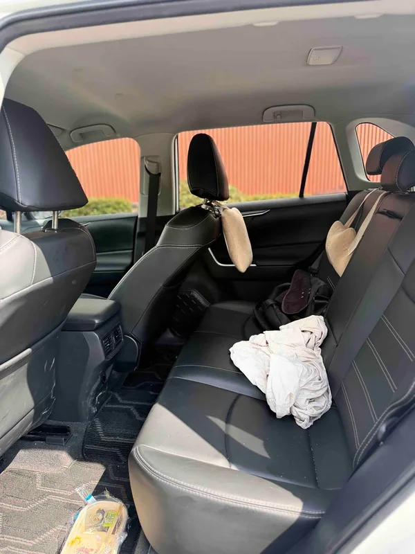 Toyota RAV4 2023 2.0L CVT Versión urbana de tracción en dos ruedas interior foto 16