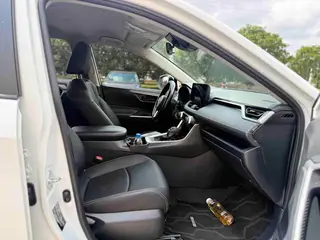 Toyota RAV4 2023 2.0L CVT Versión urbana de tracción en dos ruedas interior foto 18