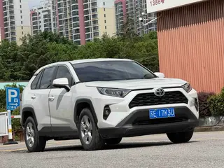 Toyota RAV4 2023 2.0L CVT Versión urbana de tracción en dos ruedas interior foto 19