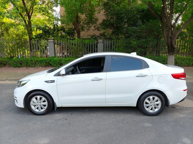 Kia K2 2015 Tres volúmenes 1.4L AT GLS exterior foto 3 Kia K2 2015 Tres volúmenes 1.4L AT GLS exterior foto 3