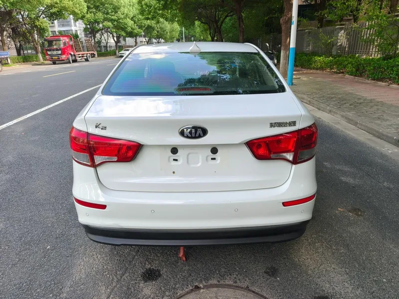 Kia K2 2015 Tres volúmenes 1.4L AT GLS exterior foto 4 Kia K2 2015 Tres volúmenes 1.4L AT GLS exterior foto 4
