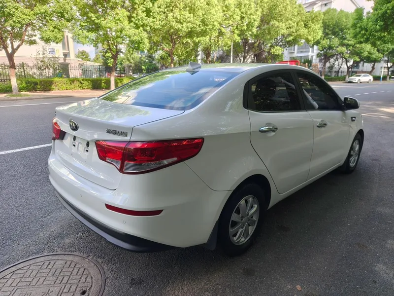 Kia K2 2015 Tres volúmenes 1.4L AT GLS exterior foto 5 Kia K2 2015 Tres volúmenes 1.4L AT GLS exterior foto 5