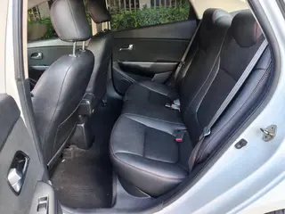 Kia K2 2015 Tres volúmenes 1.4L AT GLS interior foto 7 Kia K2 2015 Tres volúmenes 1.4L AT GLS interior foto 7