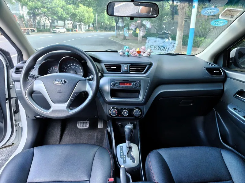 Kia K2 2015 Tres volúmenes 1.4L AT GLS interior foto 8 Kia K2 2015 Tres volúmenes 1.4L AT GLS interior foto 8