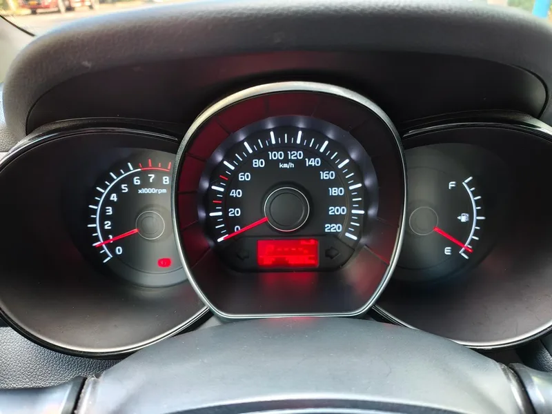 Kia K2 2015 Tres volúmenes 1.4L AT GLS interior foto 9 Kia K2 2015 Tres volúmenes 1.4L AT GLS interior foto 9