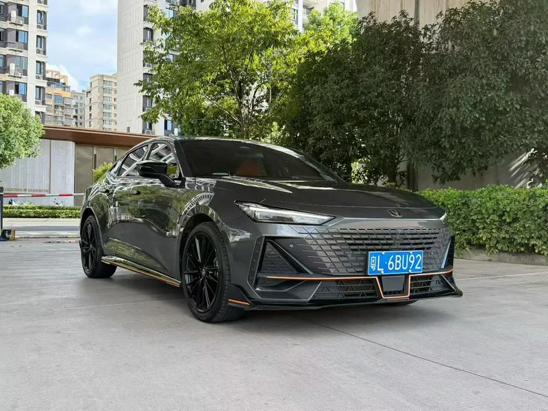 Changan UNI-V 2023 1.5T Versión deportiva exterior foto 3 Changan UNI-V 2023 1.5T Versión deportiva exterior foto 3