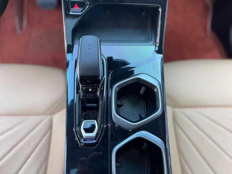 Geely Boyue L 2024 1.5TD DCT Version de luxe intérieur photo 14