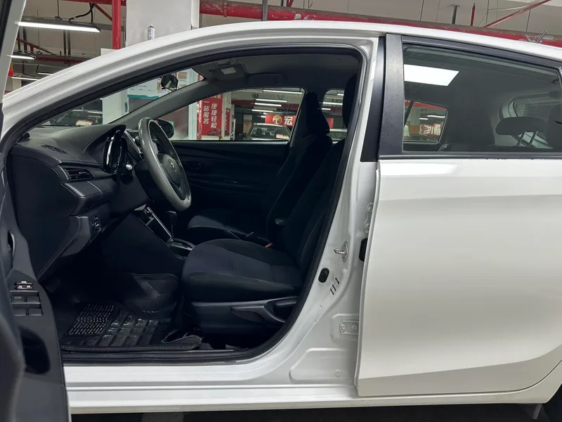 Toyota Yaris L 2017 1.5E CVT Ускоренная обновленная версия интерьер фото 8 Toyota Yaris L 2017 1.5E CVT Ускоренная обновленная версия интерьер фото 8