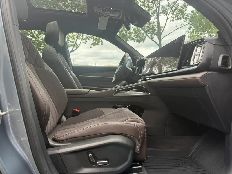 Geely Monjaro 2026 2.0TD High-power automatic four-wheel drive oriental obsidian full moon version interior photo 20 Geely Monjaro 2026 2.0TD High-power automatic four-wheel drive oriental obsidian full moon version interior photo 20