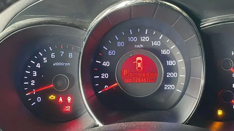 Kia K2 2012 Трёхобъёмный 1.6L AT Premium Памятное издание интерьер фото 10 Kia K2 2012 Трёхобъёмный 1.6L AT Premium Памятное издание интерьер фото 10