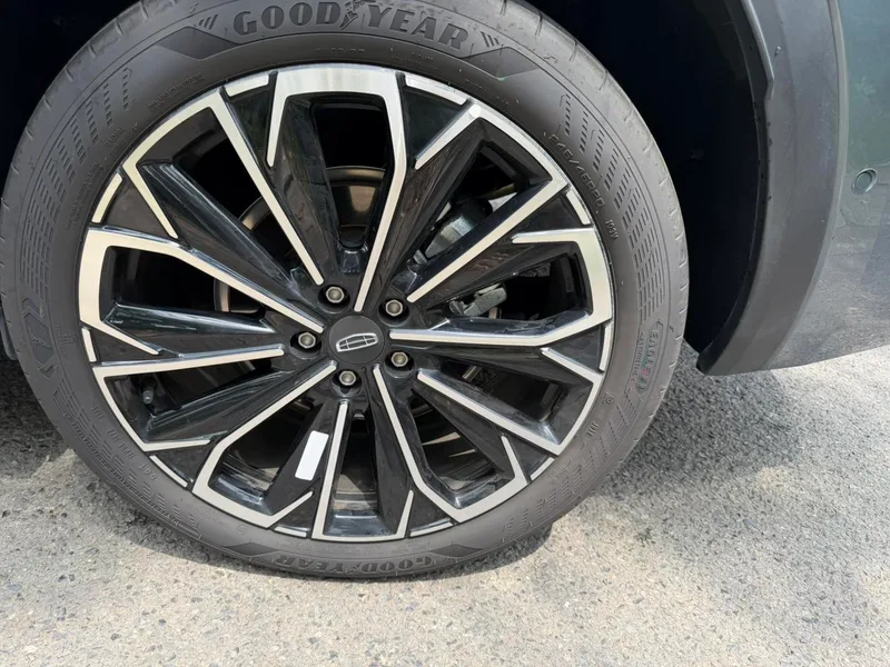Geely Monjaro 2026 2.0TD Tracción automática en las cuatro ruedas de alta potencia Edición Oriental Yao Mochizuki exterior foto 7 Geely Monjaro 2026 2.0TD Tracción automática en las cuatro ruedas de alta potencia Edición Oriental Yao Mochizuki exterior foto 7