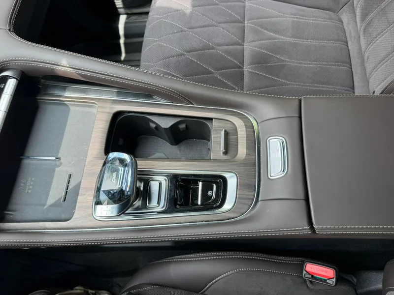 Geely Monjaro 2026 2.0TD Tracción automática en las cuatro ruedas de alta potencia Edición Oriental Yao Mochizuki interior foto 12 Geely Monjaro 2026 2.0TD Tracción automática en las cuatro ruedas de alta potencia Edición Oriental Yao Mochizuki interior foto 12