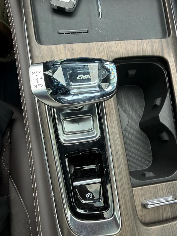 Geely Monjaro 2026 2.0TD Tracción automática en las cuatro ruedas de alta potencia Edición Oriental Yao Mochizuki interior foto 17 Geely Monjaro 2026 2.0TD Tracción automática en las cuatro ruedas de alta potencia Edición Oriental Yao Mochizuki interior foto 17