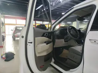 Kia Carnival 2021 2.0T Modelo insignia exterior foto 3