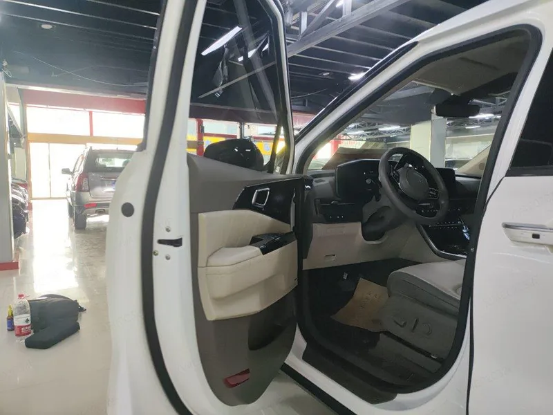 Kia Carnival 2021 2.0T Modelo insignia exterior foto 3