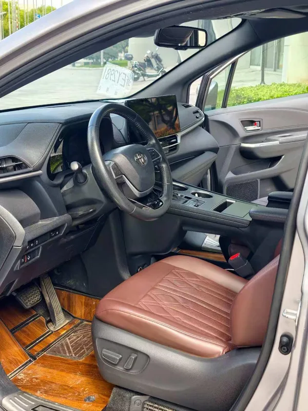 Toyota Sienna 2021 2.5L Hybrid Ultimate Edition interior photo 6 Toyota Sienna 2021 2.5L Hybrid Ultimate Edition interior photo 6