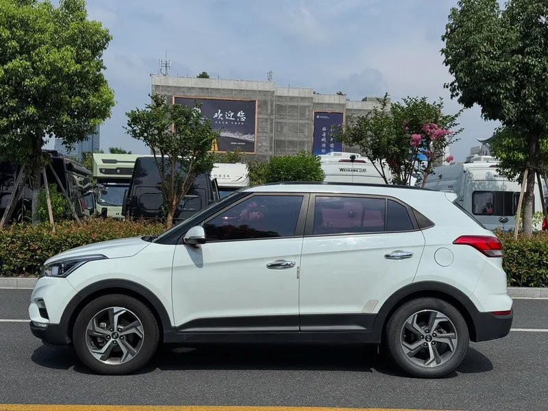 Hyundai ix25 2017 1.6L Tipo inteligente automático exterior foto 4 Hyundai ix25 2017 1.6L Tipo inteligente automático exterior foto 4