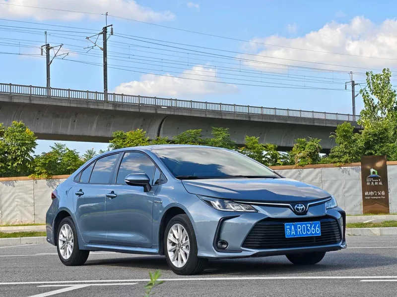 Toyota Corolla 2021 Doble motor 1.8L E-CVT Versión de élite exterior foto 3