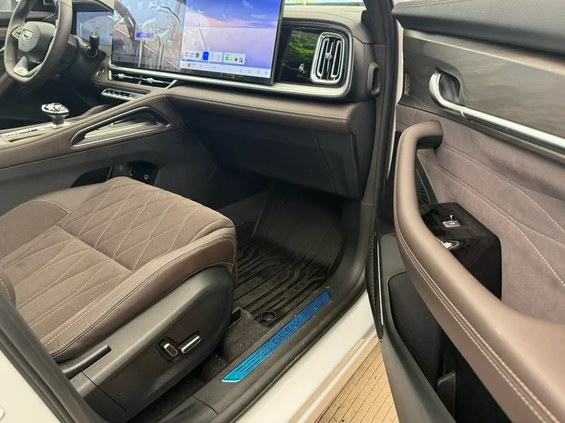 Geely Monjaro 2026 2.0TD High-power automatic four-wheel drive oriental obsidian full moon version interior photo 10 Geely Monjaro 2026 2.0TD High-power automatic four-wheel drive oriental obsidian full moon version interior photo 10