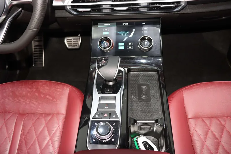 Jetour X70 PLUS 2023 2.0T DCT Strong person MAX 7 seat interior photo 15 Jetour X70 PLUS 2023 2.0T DCT Strong person MAX 7 seat interior photo 15