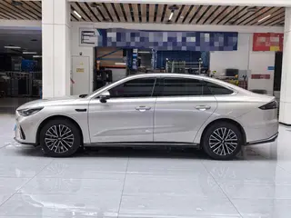 Geely Emgrand 2026 5.ª generación 1.5T DCT Modelo insignia exterior foto 4 Geely Emgrand 2026 5.ª generación 1.5T DCT Modelo insignia exterior foto 4