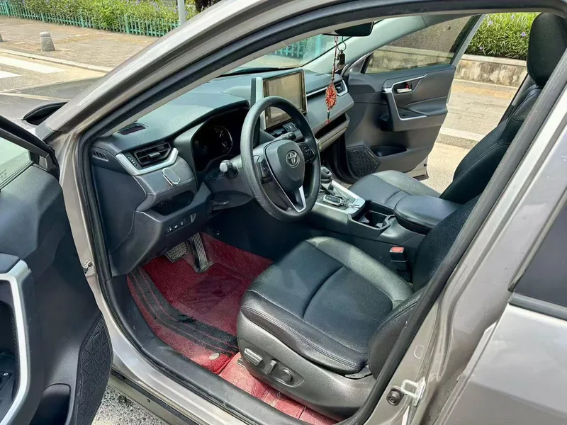 Toyota RAV4 2021 2.0L CVT Two-Drive Fashion Edition interior photo 6 Toyota RAV4 2021 2.0L CVT Two-Drive Fashion Edition interior photo 6