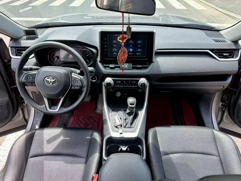 Toyota RAV4 2021 2.0L CVT Two-Drive Fashion Edition interior photo 8 Toyota RAV4 2021 2.0L CVT Two-Drive Fashion Edition interior photo 8
