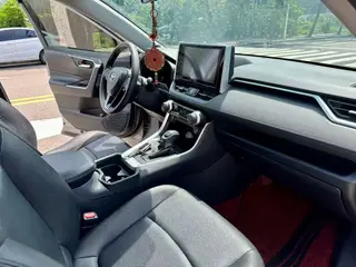 Toyota RAV4 2021 2.0L CVT Two-Drive Fashion Edition interior photo 9 Toyota RAV4 2021 2.0L CVT Two-Drive Fashion Edition interior photo 9