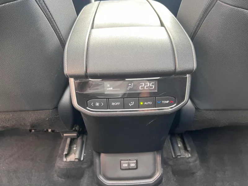 Toyota Highlander 2022 Dual Power 2.5L Four-wheel drive Premium Edition 7 seat interior photo 13 Toyota Highlander 2022 Dual Power 2.5L Four-wheel drive Premium Edition 7 seat interior photo 13
