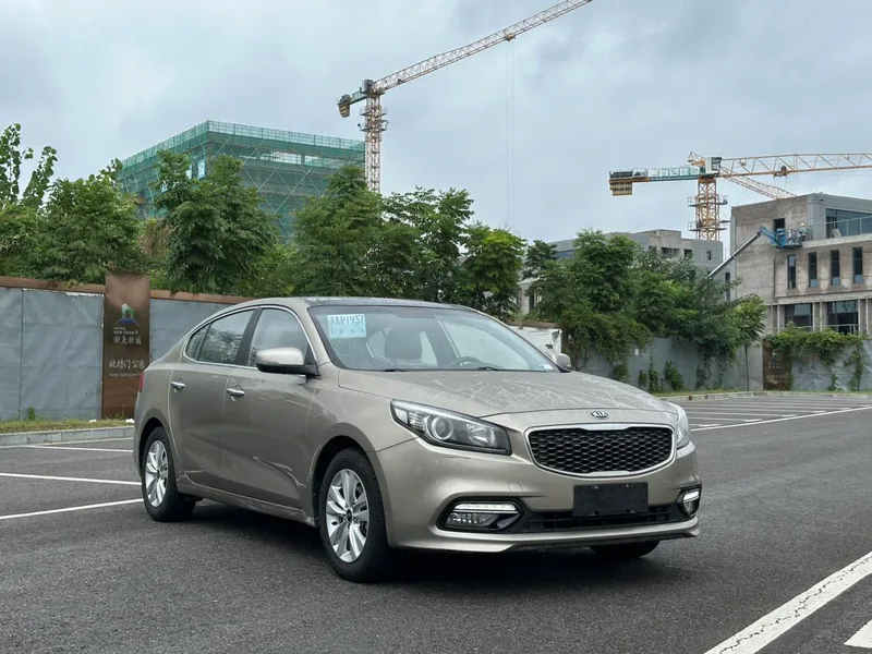 Kia K4 2014 1.8L Automático GLS exterior foto 3 Kia K4 2014 1.8L Automático GLS exterior foto 3