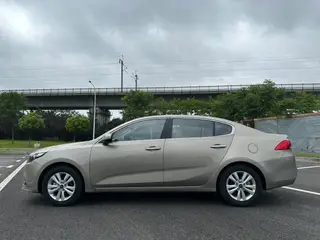 Kia K4 2014 1.8L Automático GLS interior foto 7 Kia K4 2014 1.8L Automático GLS interior foto 7