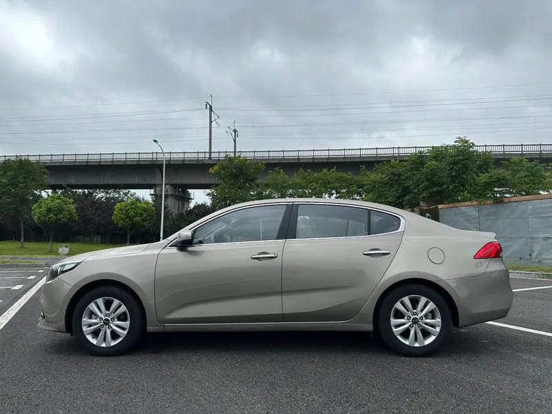 Kia K4 2014 1.8L Automático GLS interior foto 7 Kia K4 2014 1.8L Automático GLS interior foto 7