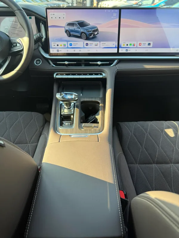 Geely Monjaro 2026 2.0TD Tracción automática en las cuatro ruedas de alta potencia Edición Oriental Yao Mochizuki interior foto 13 Geely Monjaro 2026 2.0TD Tracción automática en las cuatro ruedas de alta potencia Edición Oriental Yao Mochizuki interior foto 13