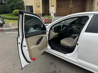 Kia K5 2015 2.0L Automatic GL interior photo 18 Kia K5 2015 2.0L Automatic GL interior photo 18
