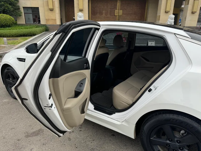 Kia K5 2015 2.0L Automatic GL interior photo 19 Kia K5 2015 2.0L Automatic GL interior photo 19