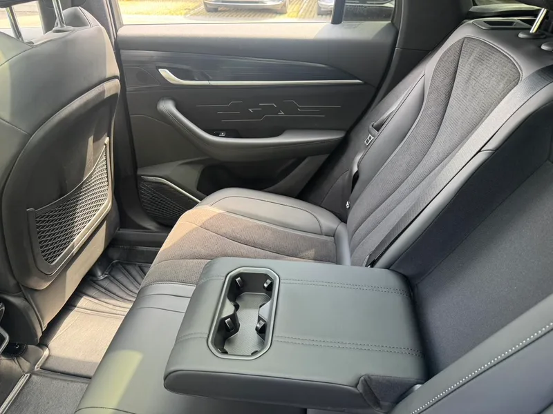 Geely Monjaro 2024 2.0TD High-power automatic two-wheel drive skyline version interior photo 16 Geely Monjaro 2024 2.0TD High-power automatic two-wheel drive skyline version interior photo 16