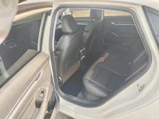 Geely Emgrand 2022 4.ª generación 1.5L CVT Acabado premium interior foto 6 Geely Emgrand 2022 4.ª generación 1.5L CVT Acabado premium interior foto 6