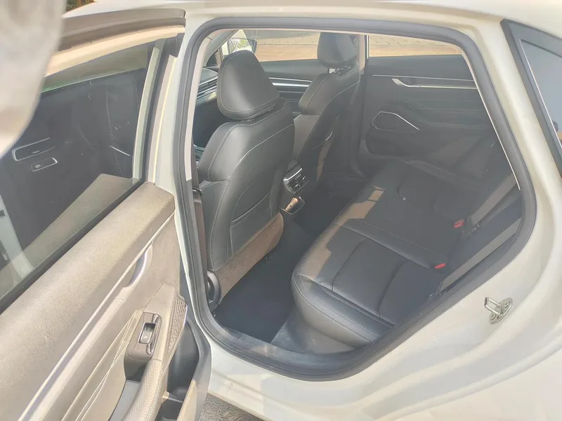 Geely Emgrand 2022 4.ª generación 1.5L CVT Acabado premium interior foto 6 Geely Emgrand 2022 4.ª generación 1.5L CVT Acabado premium interior foto 6