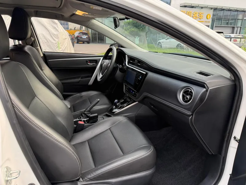 Toyota Corolla Plug-in Hybrid 2020 1.8L Versión cómoda interior foto 16 Toyota Corolla Plug-in Hybrid 2020 1.8L Versión cómoda interior foto 16