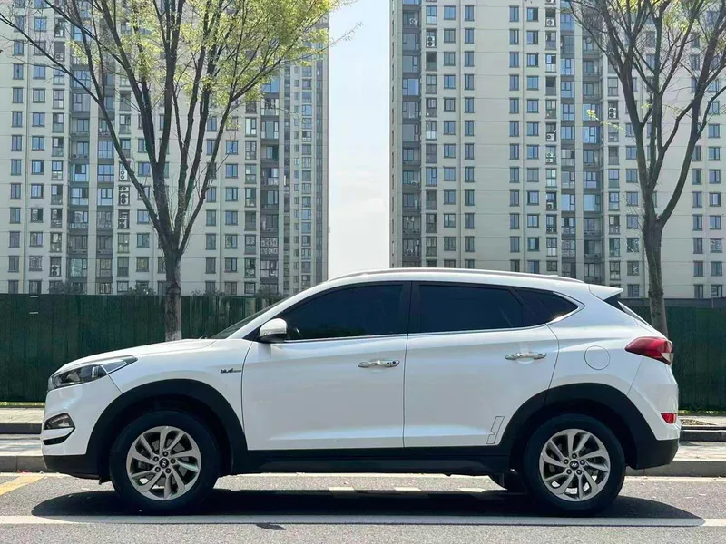 Hyundai Tucson 2015 1.6T Dual-clutch, two-wheel drive, intelligent model exterior photo 4 Hyundai Tucson 2015 1.6T Dual-clutch, two-wheel drive, intelligent model exterior photo 4