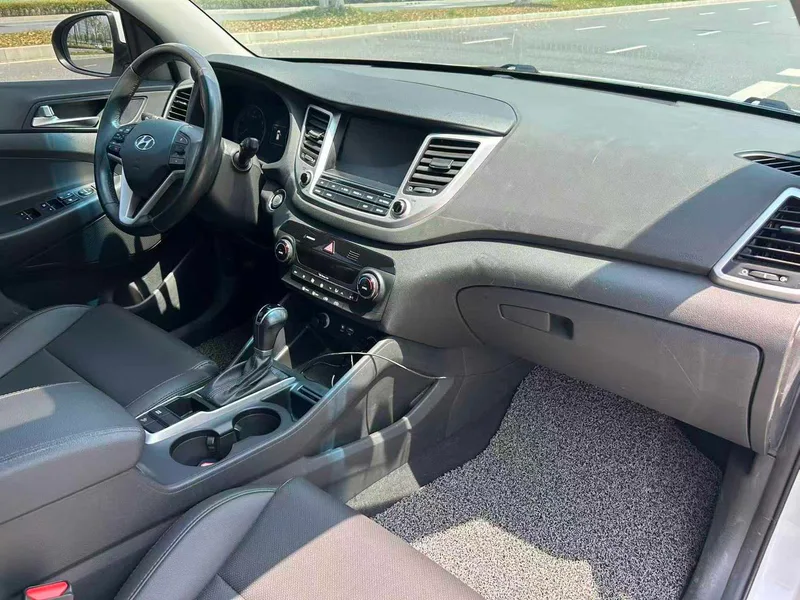 Hyundai Tucson 2015 1.6T Dual-clutch, two-wheel drive, intelligent model interior photo 9 Hyundai Tucson 2015 1.6T Dual-clutch, two-wheel drive, intelligent model interior photo 9