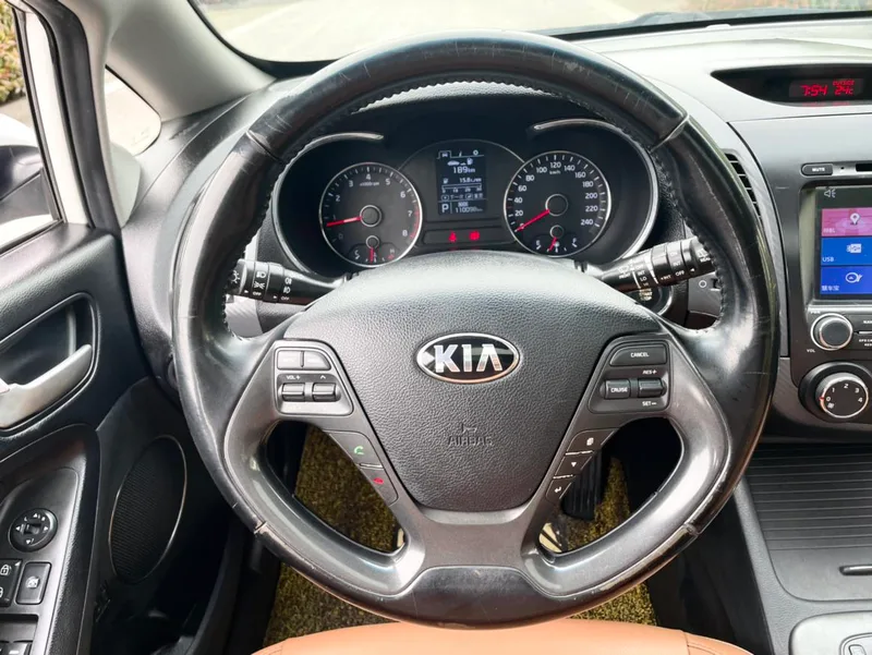 Kia K3S 2014 1.6L Automatic GLS interior photo 11 Kia K3S 2014 1.6L Automatic GLS interior photo 11