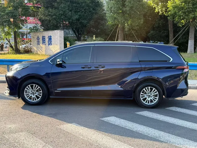 Toyota Sienna 2021 2.5L Hybrid Comfort Edition exterior photo 3 Toyota Sienna 2021 2.5L Hybrid Comfort Edition exterior photo 3
