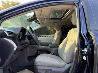 Toyota Sienna 2021 2.5L Hybrid Comfort Edition interior photo 7 Toyota Sienna 2021 2.5L Hybrid Comfort Edition interior photo 7