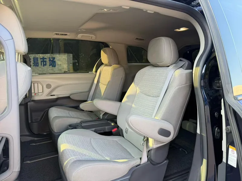 Toyota Sienna 2021 2.5L Hybrid Comfort Edition interior photo 8 Toyota Sienna 2021 2.5L Hybrid Comfort Edition interior photo 8