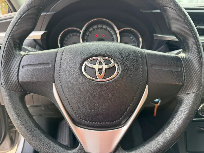 Toyota Corolla 2017 1.6L CVT GL intérieur photo 11 Toyota Corolla 2017 1.6L CVT GL intérieur photo 11