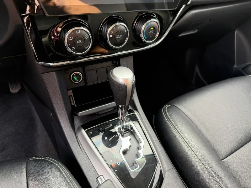Toyota Corolla 2017 1.6L CVT GL intérieur photo 12 Toyota Corolla 2017 1.6L CVT GL intérieur photo 12