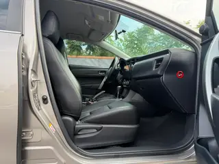 Toyota Corolla 2017 1.6L CVT GL intérieur photo 14 Toyota Corolla 2017 1.6L CVT GL intérieur photo 14
